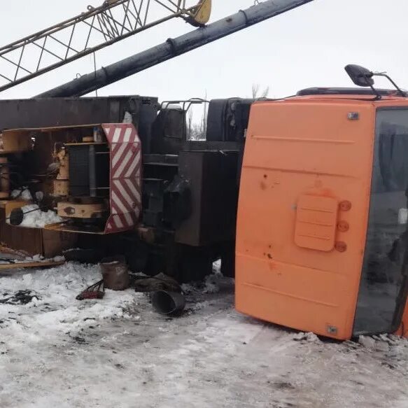 Башенный кран упал. На кабину упало дерево экскаватора. Кабина башенного крана. Убило краном. Строительный кран рухнул.