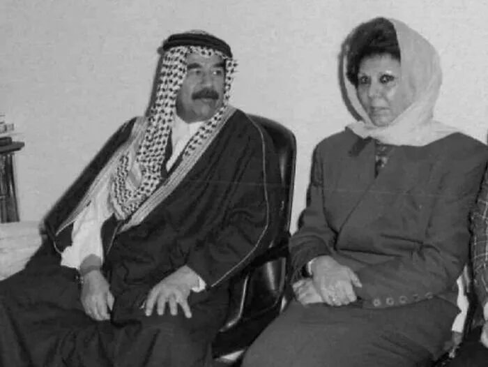 Жена саддама. Семья саддама хусейна. Самира шахбандар жена саддама. Самира шахбандар и саддам хусейн. Саддам хусейн голосование 1995.