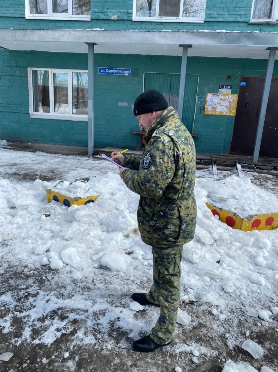 Полицейский на месте падения льда с крыши. На девочку упал снег Пермь.