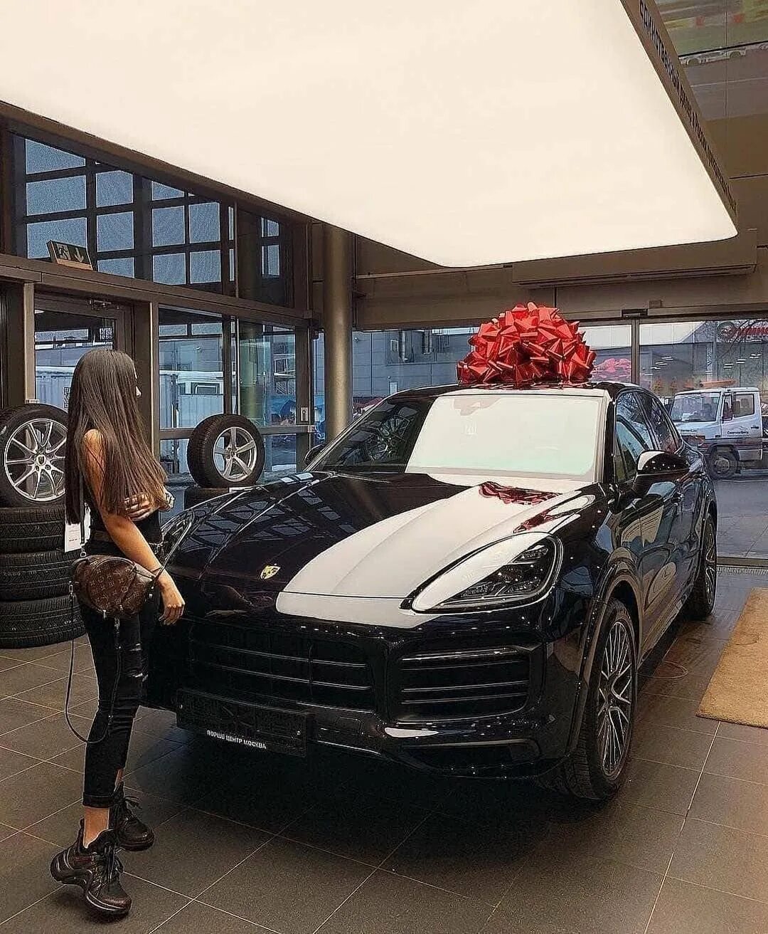 Порш каен и батя. Подарю порш. Подарю порш. Porsche cayenne девушка. Porsche cayenne coupe 2024.