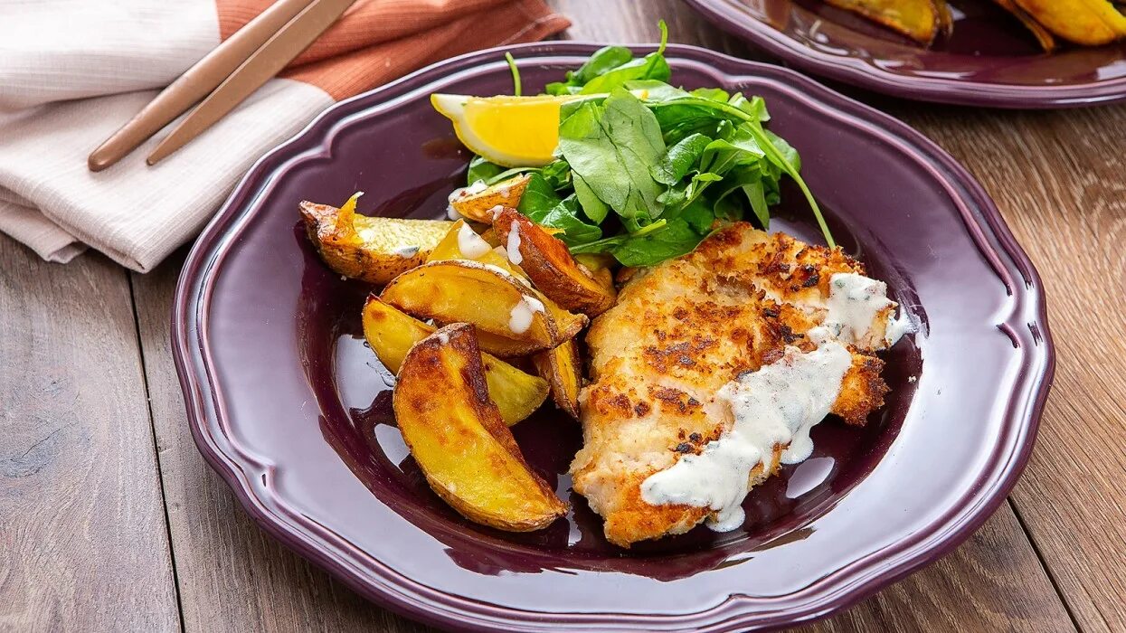Курица по милански. Отбивная из курицы. Куриное филе по милански. Отбивная с картошкой