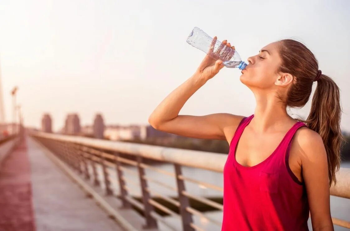 Питье воды. Here i am drinking. Женщина пьет чай. Шрифт drunk. Парень пьет сок.