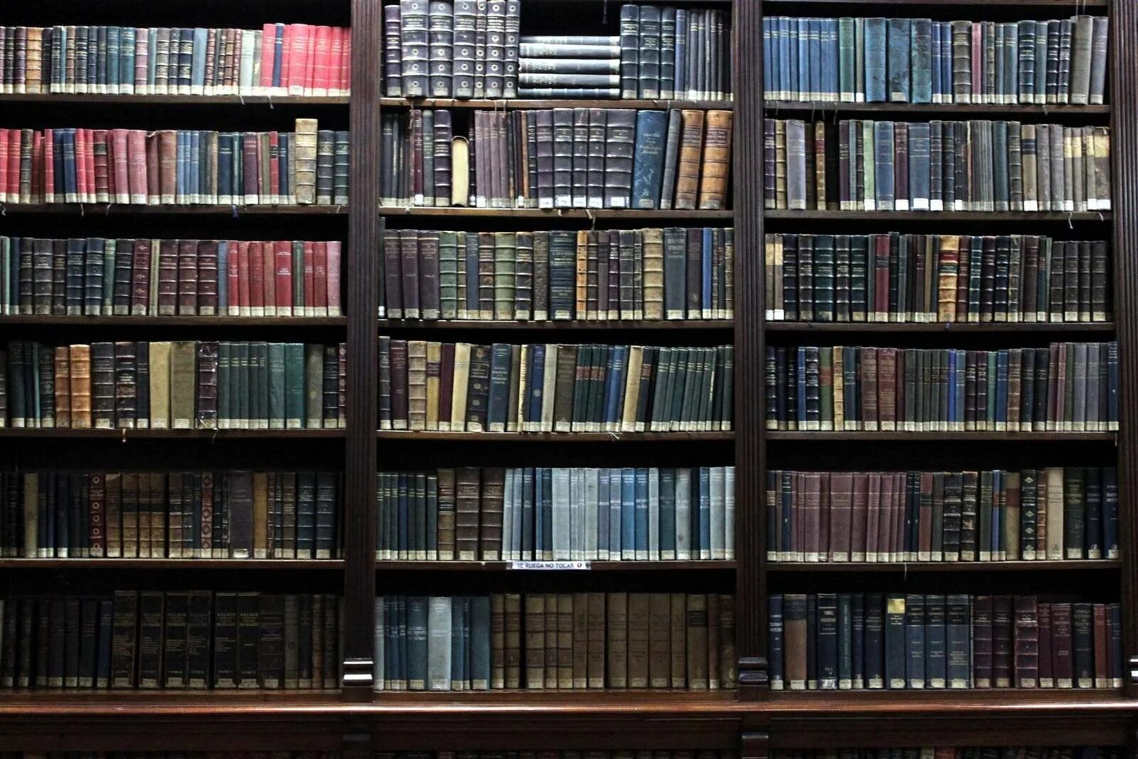 На книжной полке стоят книги