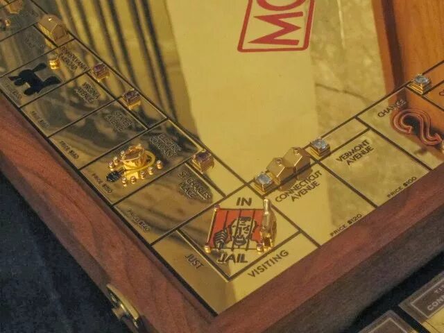 Дорогие настольные игры. Монополия gold edition. Деньги для монополии. Самая дорогая монополия в мире. Самая дорогая monopoly.