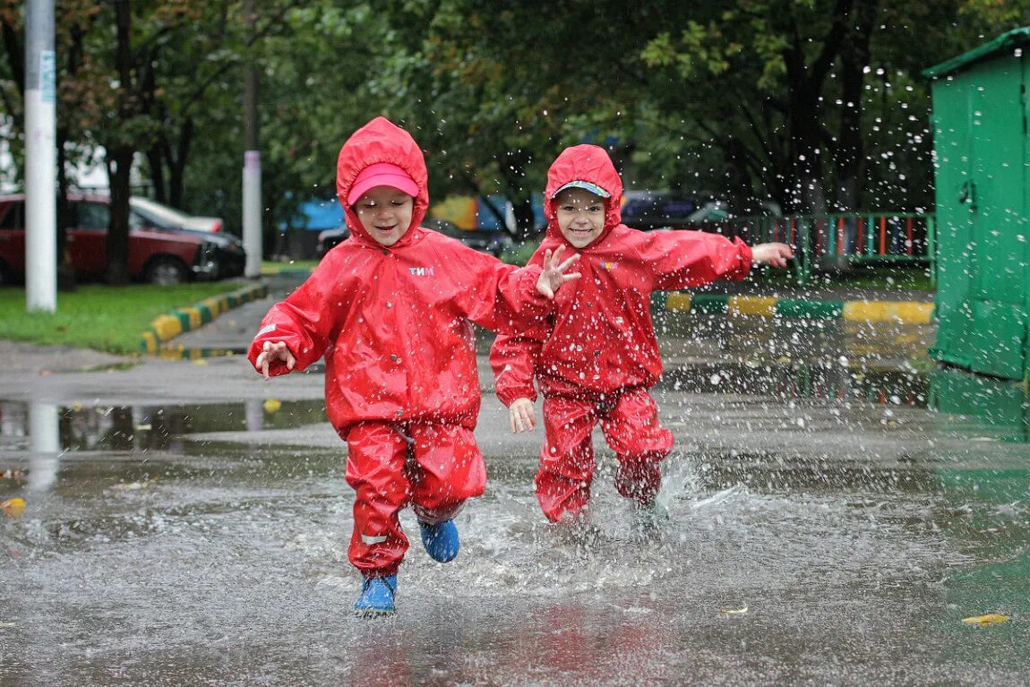 Игры в дождливую погоду. Дети бегают по лужам. Дети улицы. Дети гуляют.
