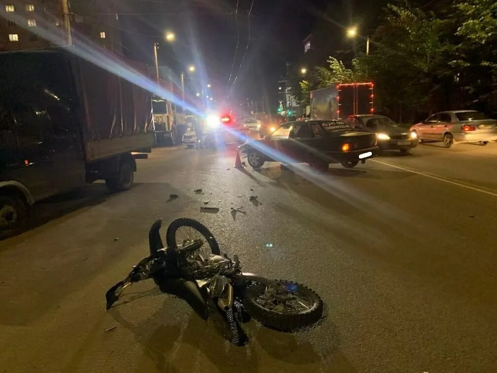 Происшествия в кирове за последние сутки. Красный tiguan 2017 киров дтп. Дтп на ленина розы люксембург киров. Авария на автодороге вятка 09. Аварии в кировской области за сутки.