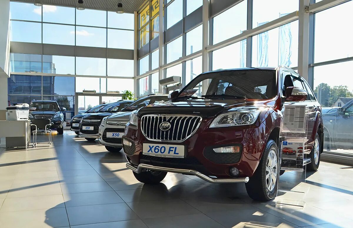 Продажа китайских автомобилей. FAW x60. Lifan h9. Автосалон китайских автомобилей. Китайский автосалон.