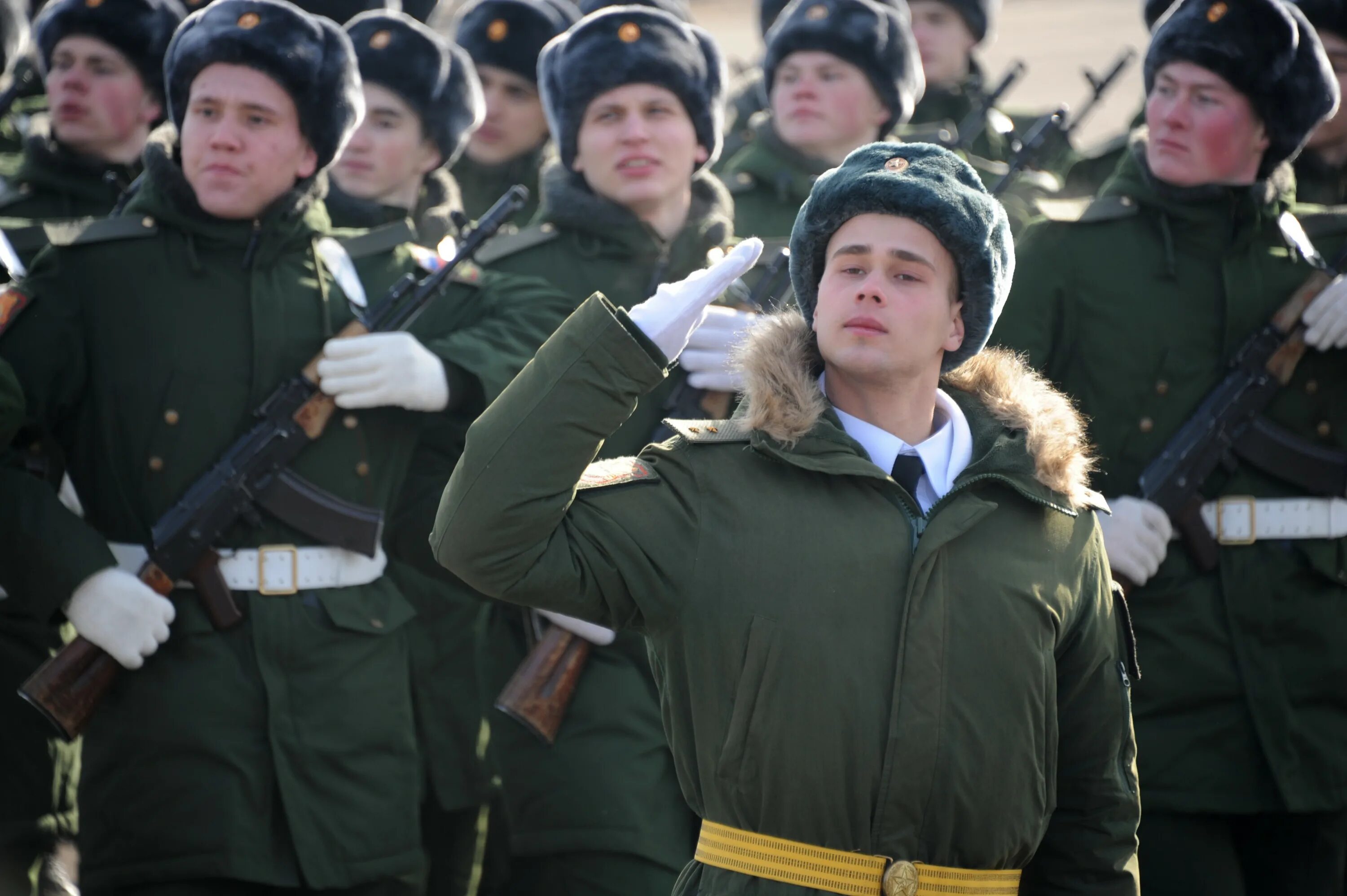 Российский солдат защитник родины. Праздник в армии. Солдаты России 23 февраля. С 23 февраля военнослужащему. Праздничная Военная форма.