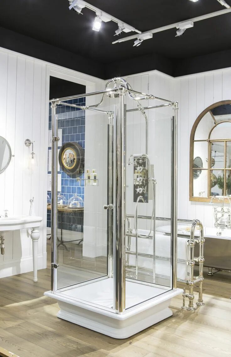 Человек под душем. Standing shower. Standing shower. Душевая стеклянная перегородка 1900 95. Burlington piccadilly душевая кабина.