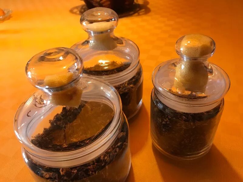 Табак домашний самосад. Ферментация табака. Емкость для хранения табака для самокруток. Ферментированный табак. Т35 табак.