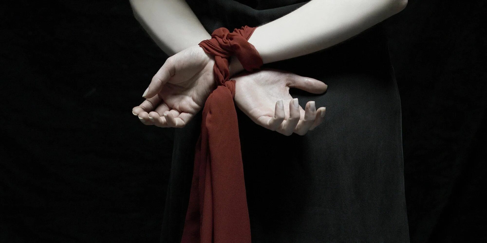 Узлы шибари на руки. Руки связаны веревкой. Связывание рук ремнем. Связанный человек. Веревки для связывания тела.