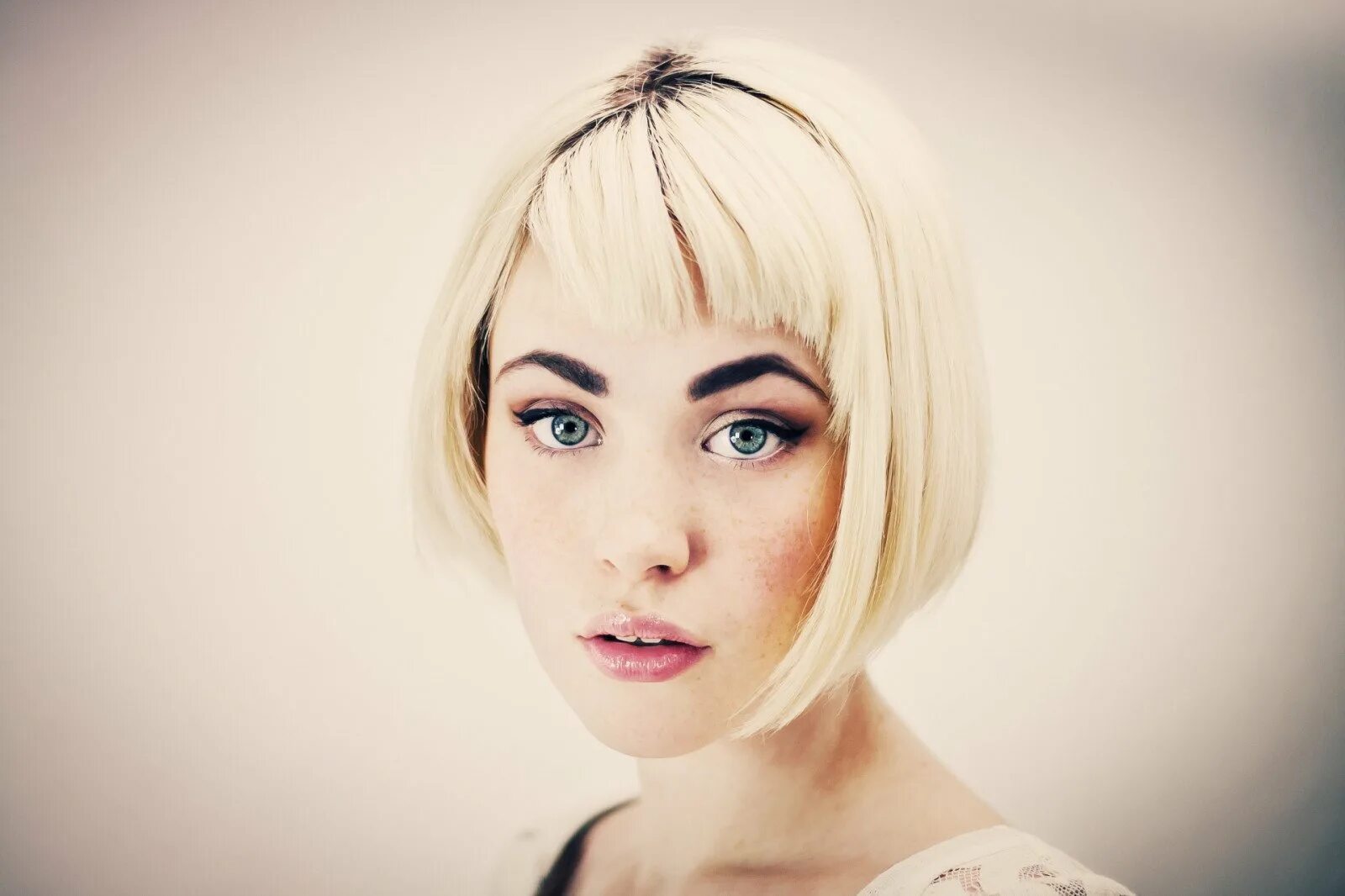 каре блондинка с челкой. блондинка с короткими волосами. кристин ченовет фото с короткой стрижкой. девушка со светлым каре. девушка со светлым каре.