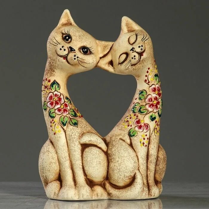 Сувенир "кошка". Сувенирные коты. Коты керамика сувениры. Деревянные кошки расписные.
