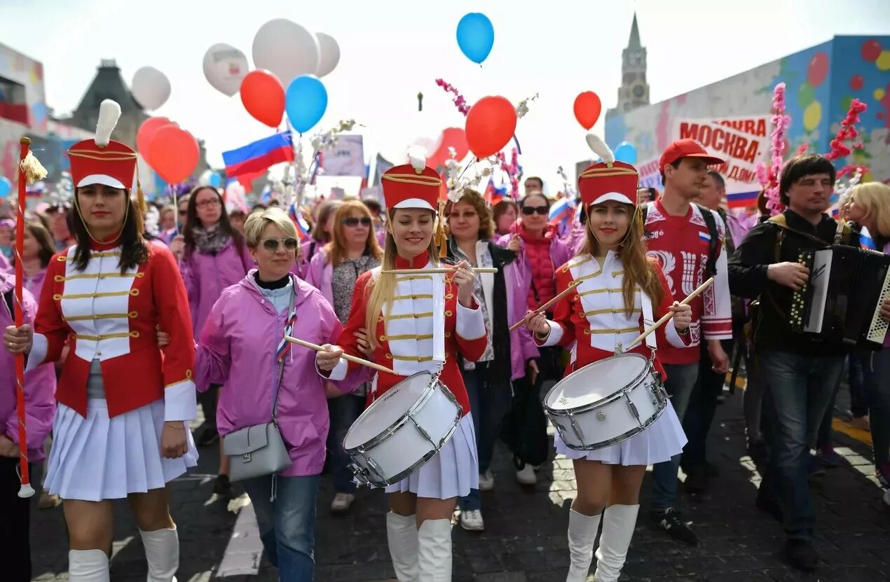 Где проходит 1 мая. Костюм на 1 мая. Костюмы на праздник 1 мая. День труда праздник в США. Первомайская демонстрация.