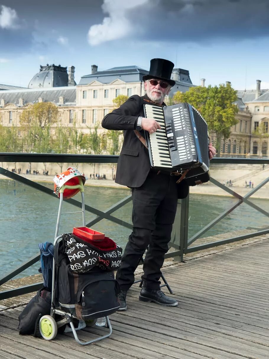 Французская музыка аккордеон. Париж аккордеон. Уличные музыканты. Уличный музыкант на аккордеоне. Уличные музыканты в Париже.