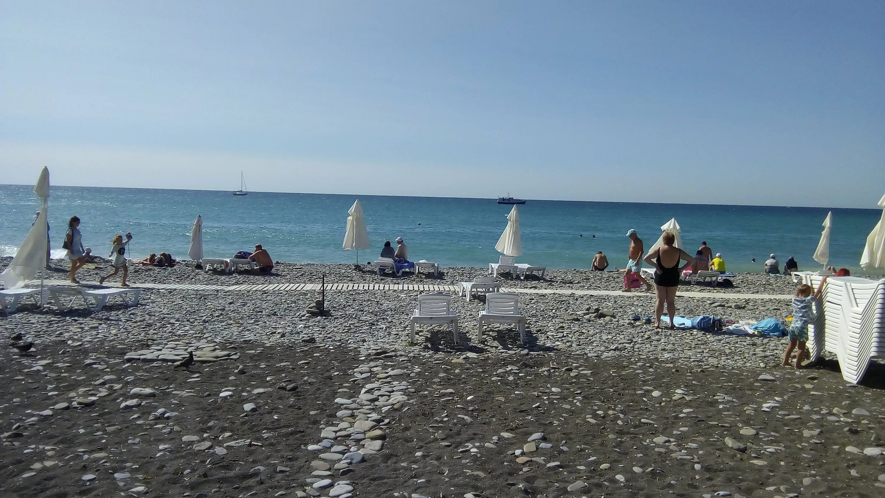 Пляж от санатория лазаревское. Лазаревское 2022. Лазаревское пляж июль 2021. Сочи пляж народ. Дикий пляж в лазаревском с чистой водой.