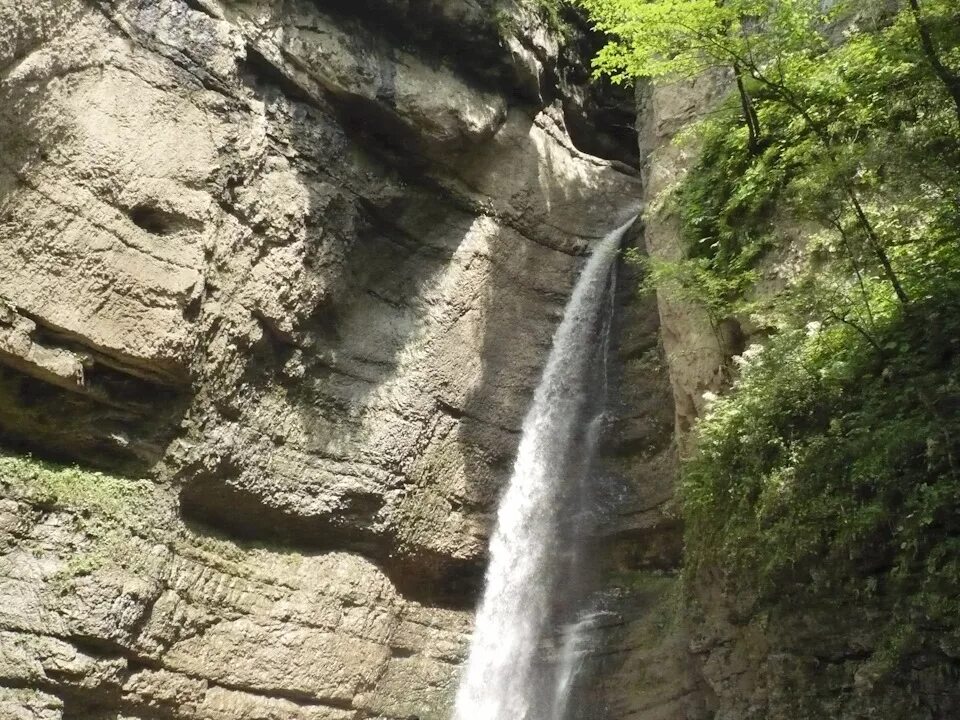 Чегемские водопады. Сочинение на тему Чегемские водопады. Как одеваться летом на Чегемские водопады. Адыгею прославила удивительная природа егэ