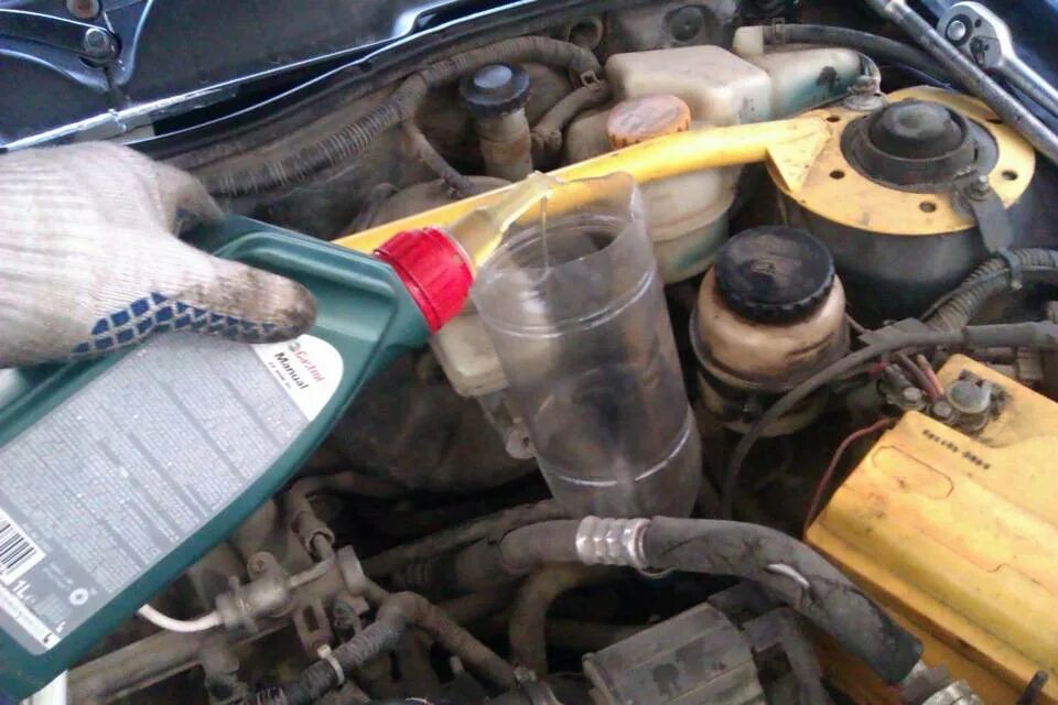 На daewoo nexia залить в коробку масло. Залить масло в нексию. Фильтр мотора масла daewoo nexia. Заливная пробка кпп нексия 16 клапанная. Залить масло в нексию.