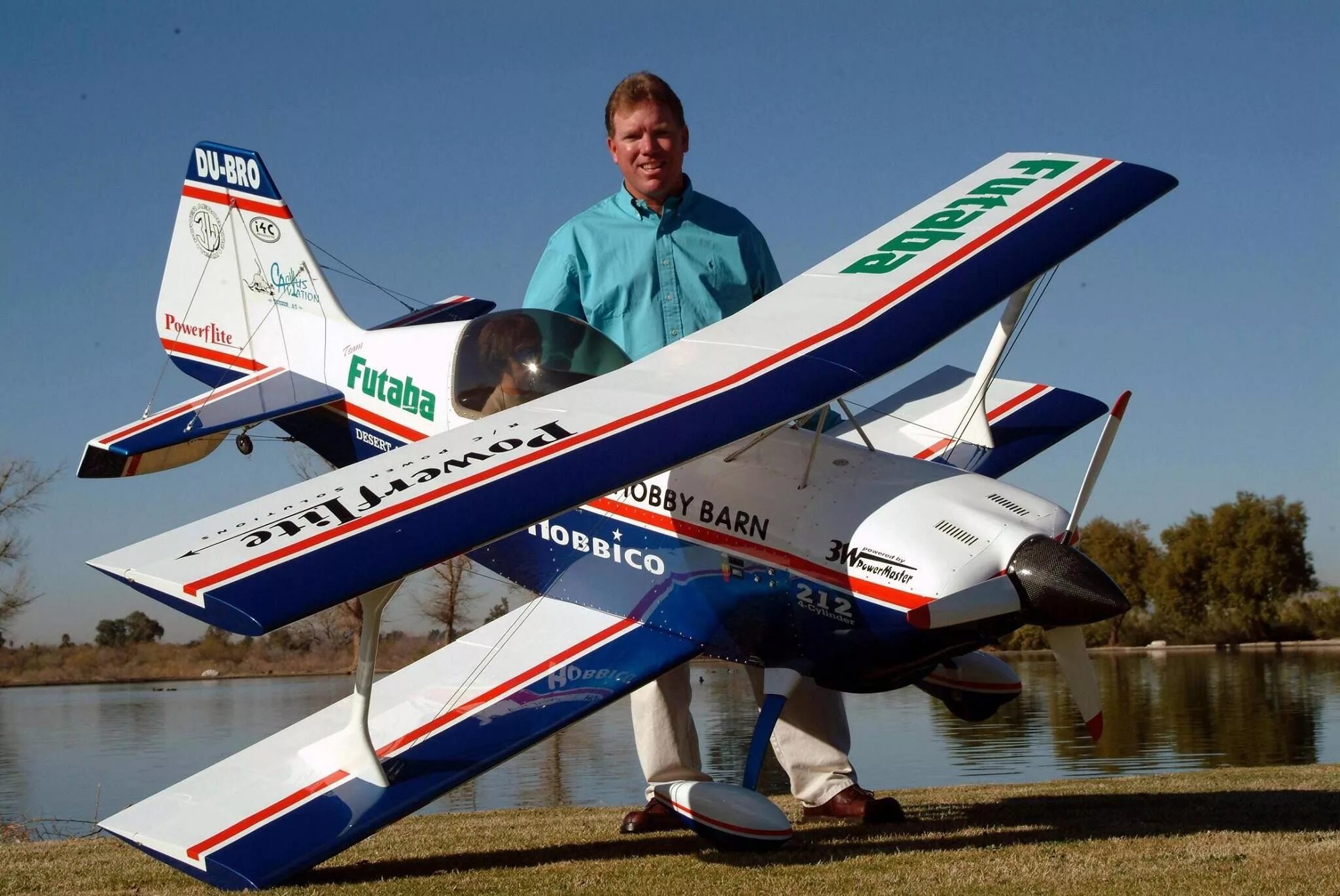 Радиоуправляемые модели самолетов. Радиоуправляемый самолёт. Самолет на пульте управления. Большая модель самолета
