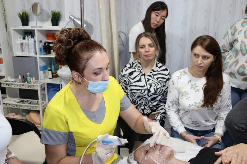 специалист бытовых косметических услуг