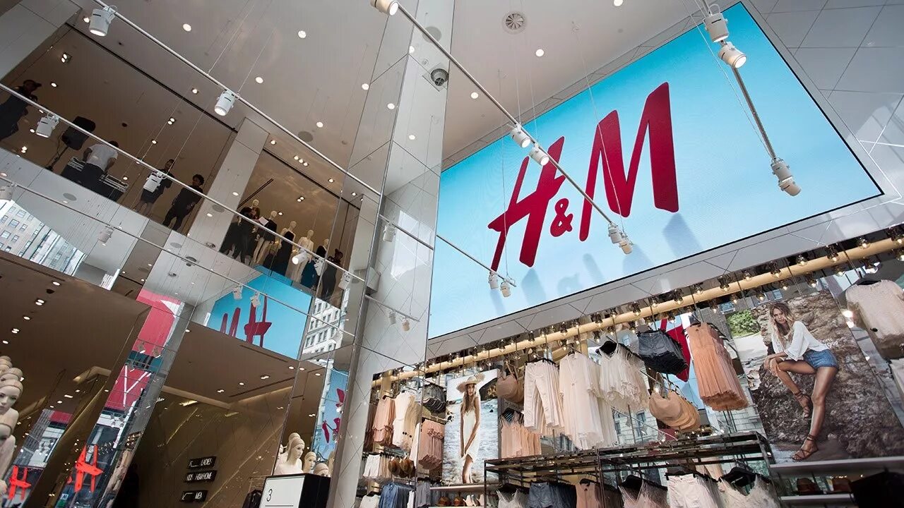 H m he. H M магазин. Одежда фирмы h&m. Магазин одежды HM. H M на Тверской.