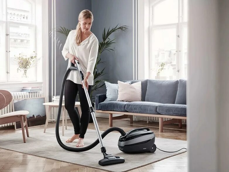 Включи жизнь пылесос. Nilfisk brush145495900. пылесос для пожилой женщины. самый большой пылесос в мире. электро пылесос для одежды.