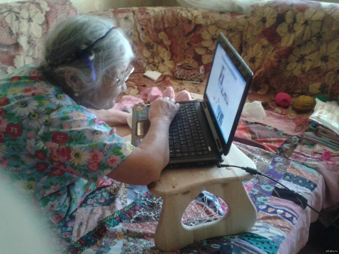 Бабушка и компьютер. Бабушка с телефоном. Бабуля за компьютером. Бабуля в интернете.