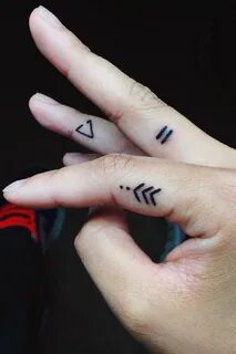 Маленькие тату на пальцах
