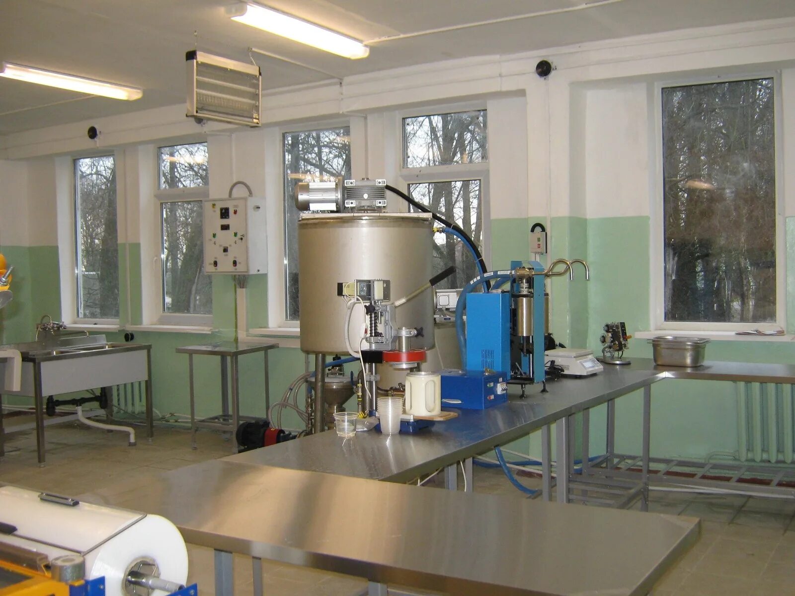 Лаборатория по производству косметики. Линия производства косметики. Цех по производству косметики. Фабрика по производству косметики. Оборудование для производства косметики.