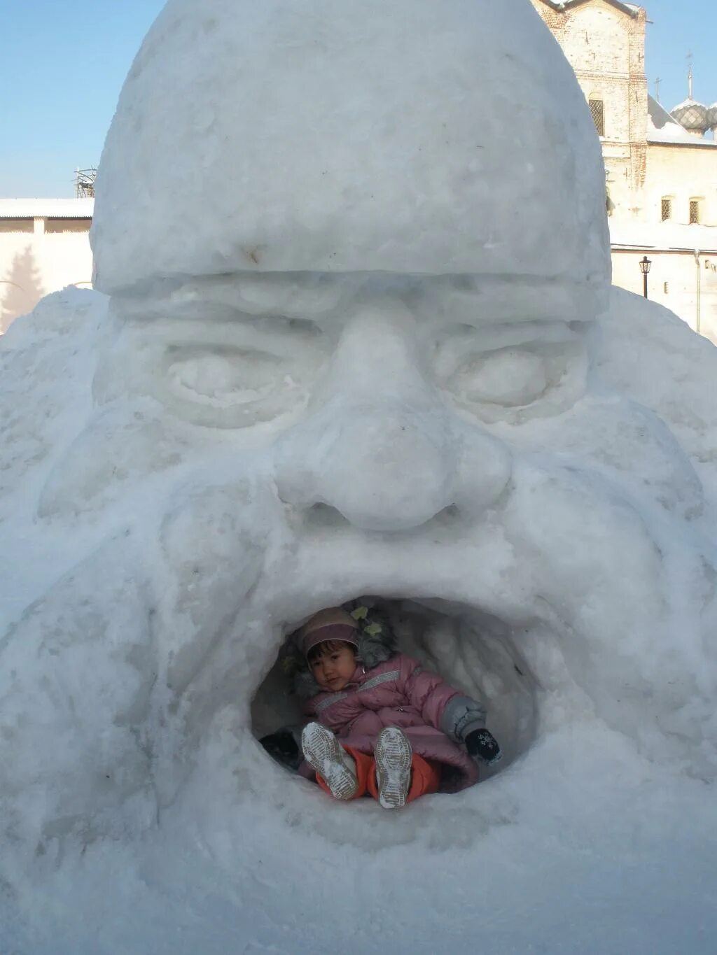 Богатырь из снега. Черномор Снежная фигура. Голова из снега. Снежные фигуры богатыри. Сугроб головой