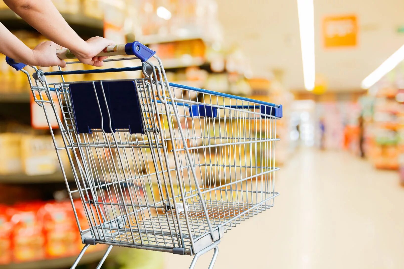 самые популярные товары. люди в магазине. продаваемые товары в интернете. женщина в магазине. причины покупки товара.