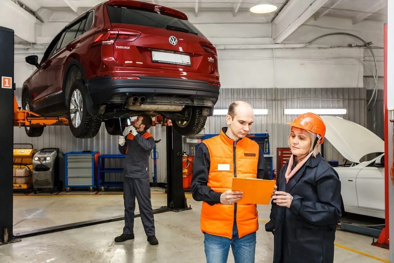 Создан с помощью сервиса. Мастер-приемщик автосервиса fit service. приемка автомобиля в автосервисе. открытие автосервиса. сервисный автомобиль.