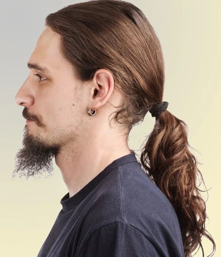 Причёски мужские длинные с хвостом. Мужская причёска с хвостиком. Мужские причёски с длинными волосами хвост. Длинные мужские прически с хвостиком. Ии прически