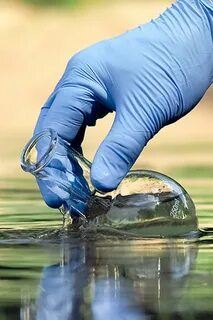 Человек изучающий воду