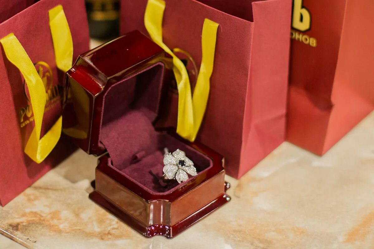 Диван роскошь. Роскошь чита. Золото чита. Ип ильенко чита каталог товаров. Евро диваны с имитацией золота.