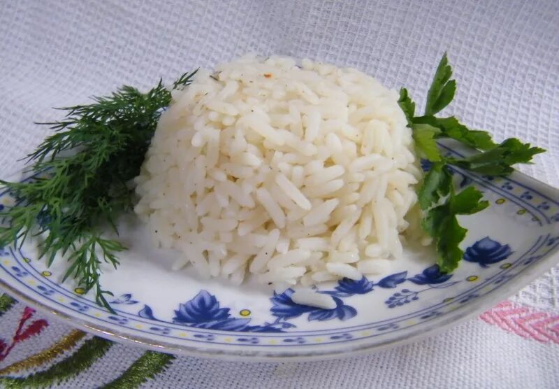 Какой рис варить на гарнир. Рис рассыпчатый на гарнир. отварной рис на гарнир рассыпчатый. рассыпчатый рис на гарнир в кастрюле. вкусный отварной рис на гарнир рассыпчатый.