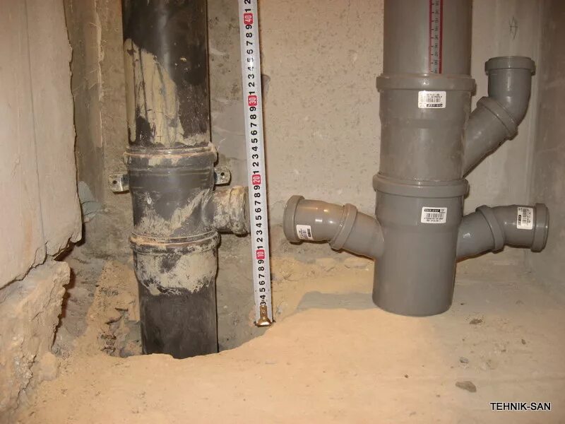 Тройник с чугуна на 110 канализации. Как спрятать коммуникации в новостройке. Компенсатор ремонтный канализационный 110. Как опустить канализационную трубу. Канализация для унитаза.