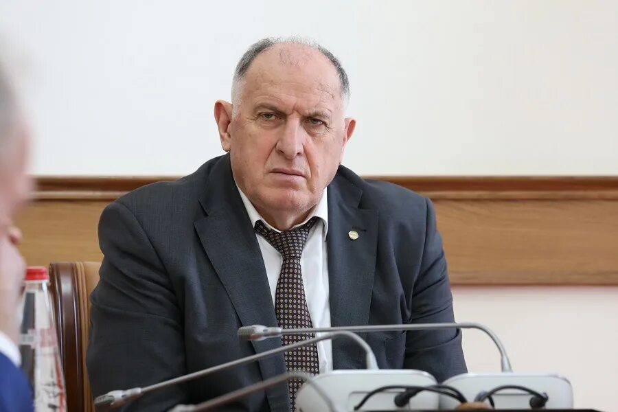 Абдулмуслимов абдулмуслим мухудинович. Абдулмуслим абдулмуслимов. председатель правительства республики дагестан абдулмуслимов. председатель правительства рд. министр экономики рд.
