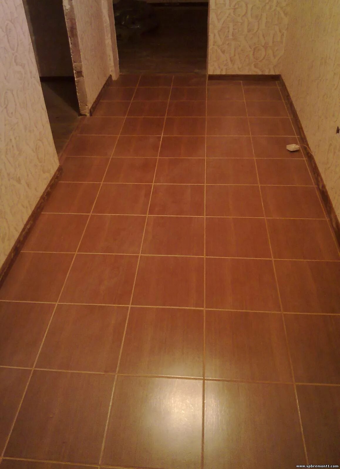 Кладка плитки на пол. Укладка плитки в квартире. Укладка плитки. Укладка половой плитки по диагонали. Чистовая отделка кухни.