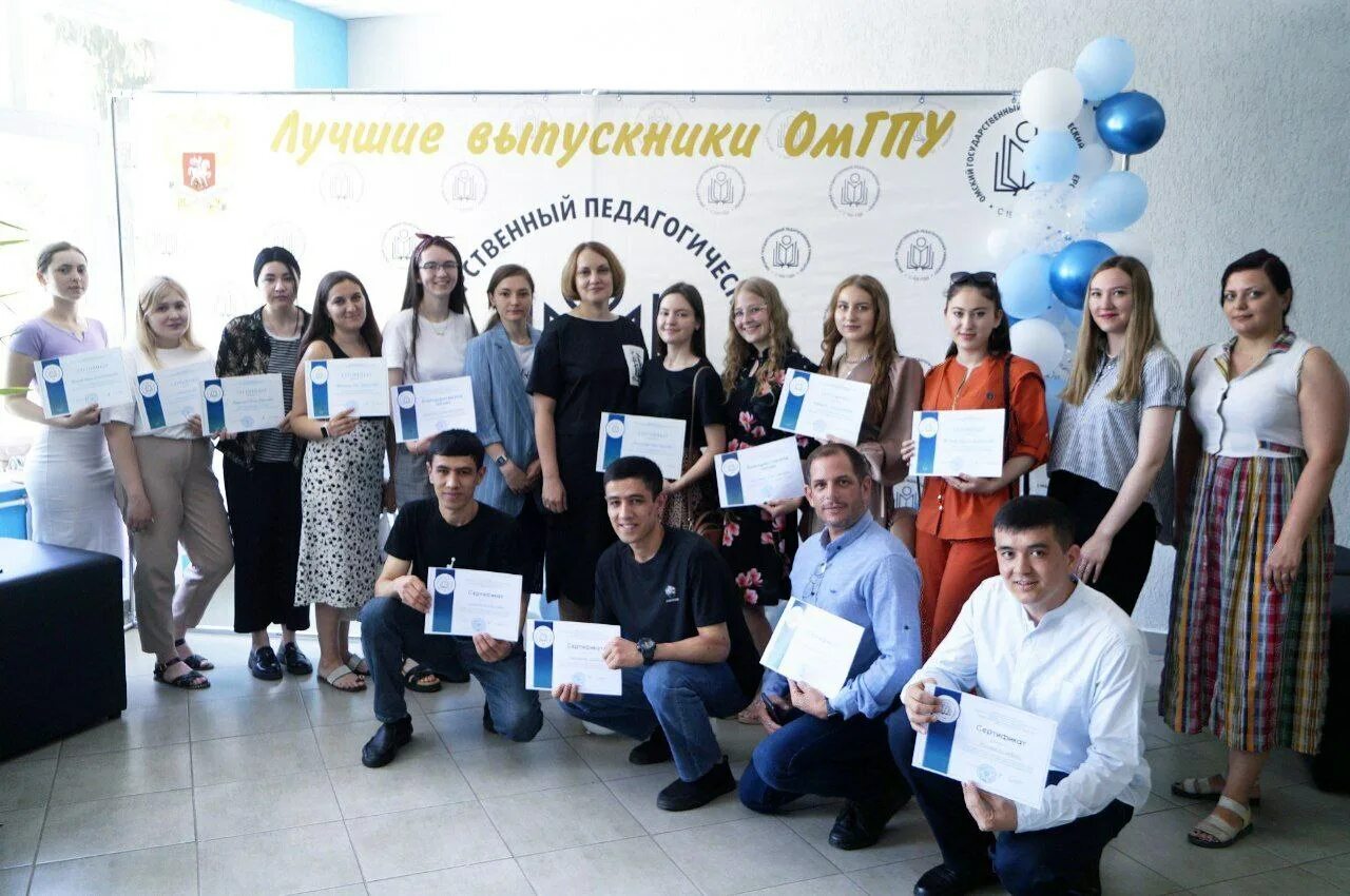 Учителя. Выпускница благодарит препода за оценки. Признаки хорошего учителя. Выпускница вуза. Выпускница благодарит препода за оценки.