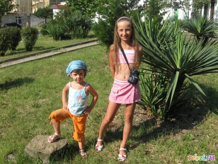 юная сестра дома. половое влечение. моя сестра 12 лет. подсмотрено в детском доме. девушки домашнее.