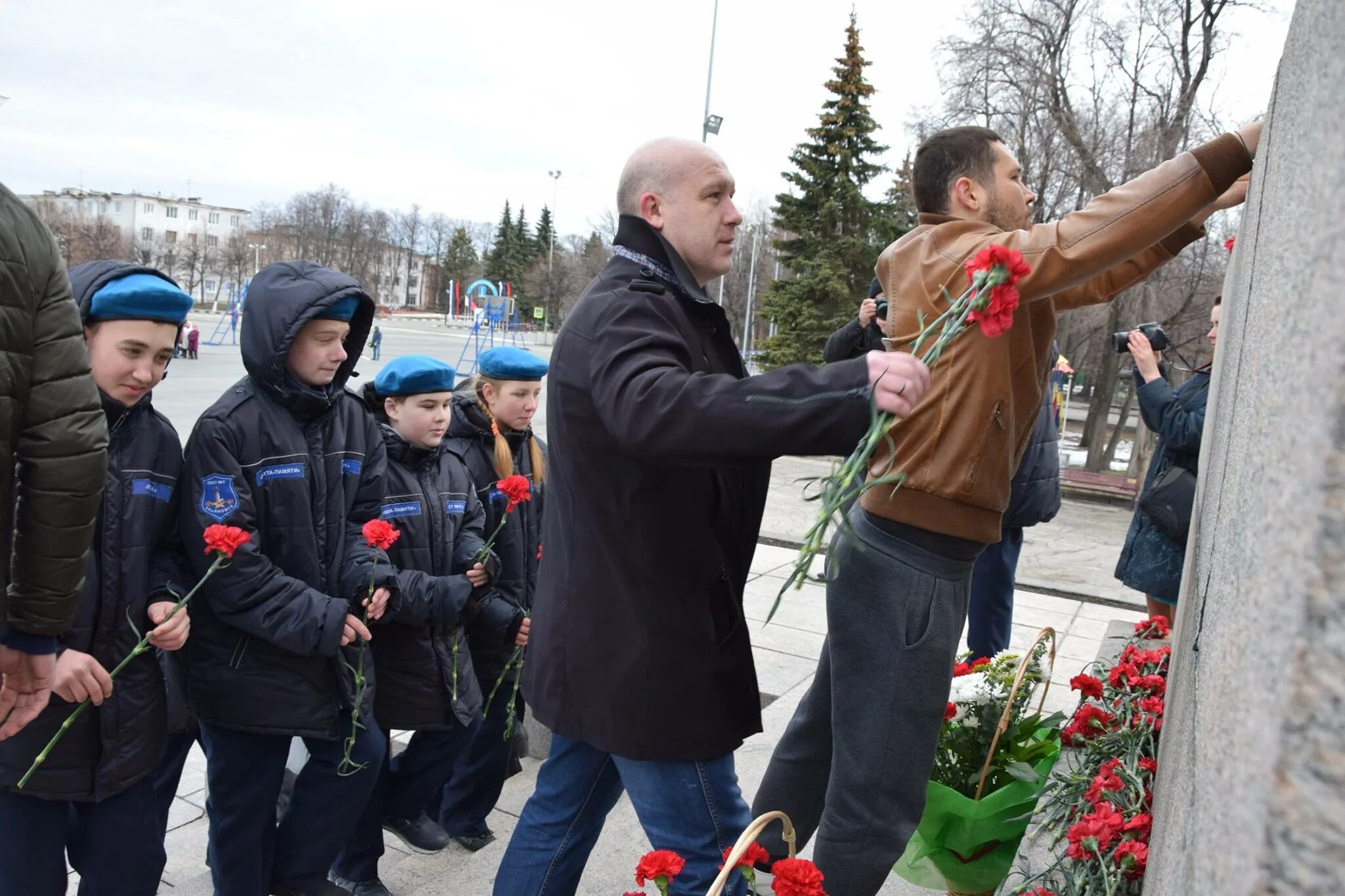 Последние новости в ульяновске на сегодня. Г Ульяново Калужской области возложение цветов. Улпресса Ульяновск новости. Ульяновск старые фото закладка капсулы у Ленинского мемориал. Ульяновск старые фото закладка капсулы у Ленинского мемориал 1.