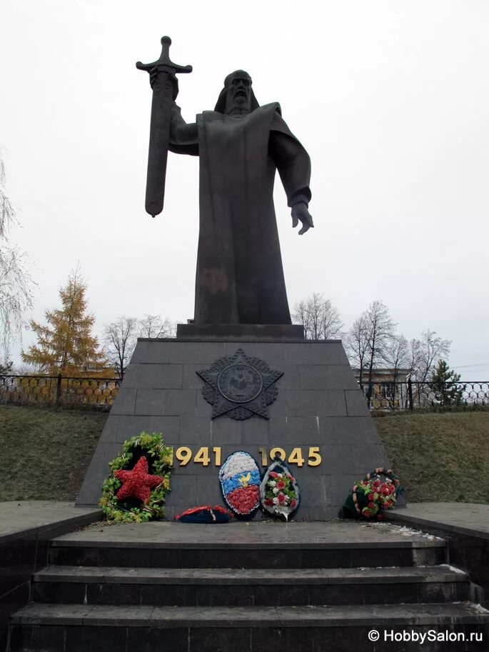 Скульптура седой урал екатеринбург. Монумент седой урал в екатеринбурге. Площадь обороны екатеринбург седой урал. Памятник седой урал в екатеринбурге площадь обороны. Площадь обороны екатеринбург седой урал.