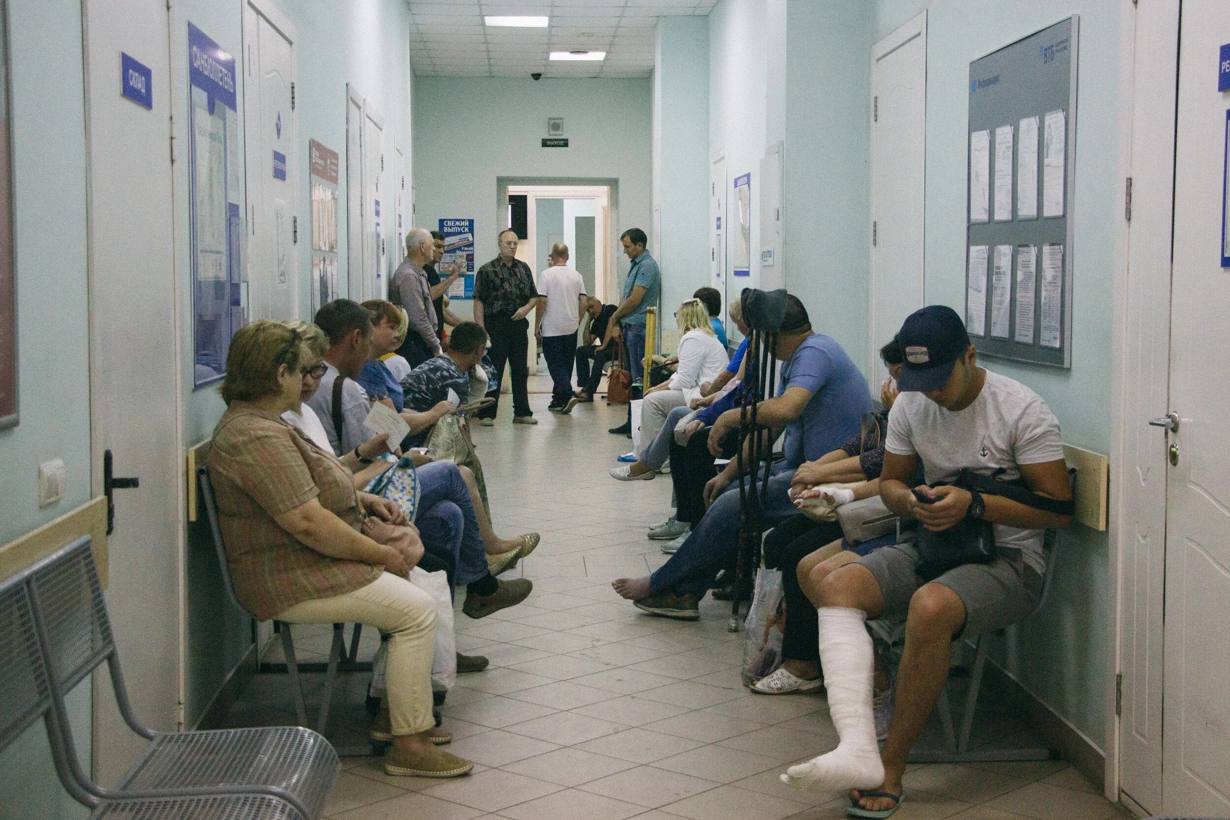 коллектив поликлиники кб 51. люди ходят в поликлинику.