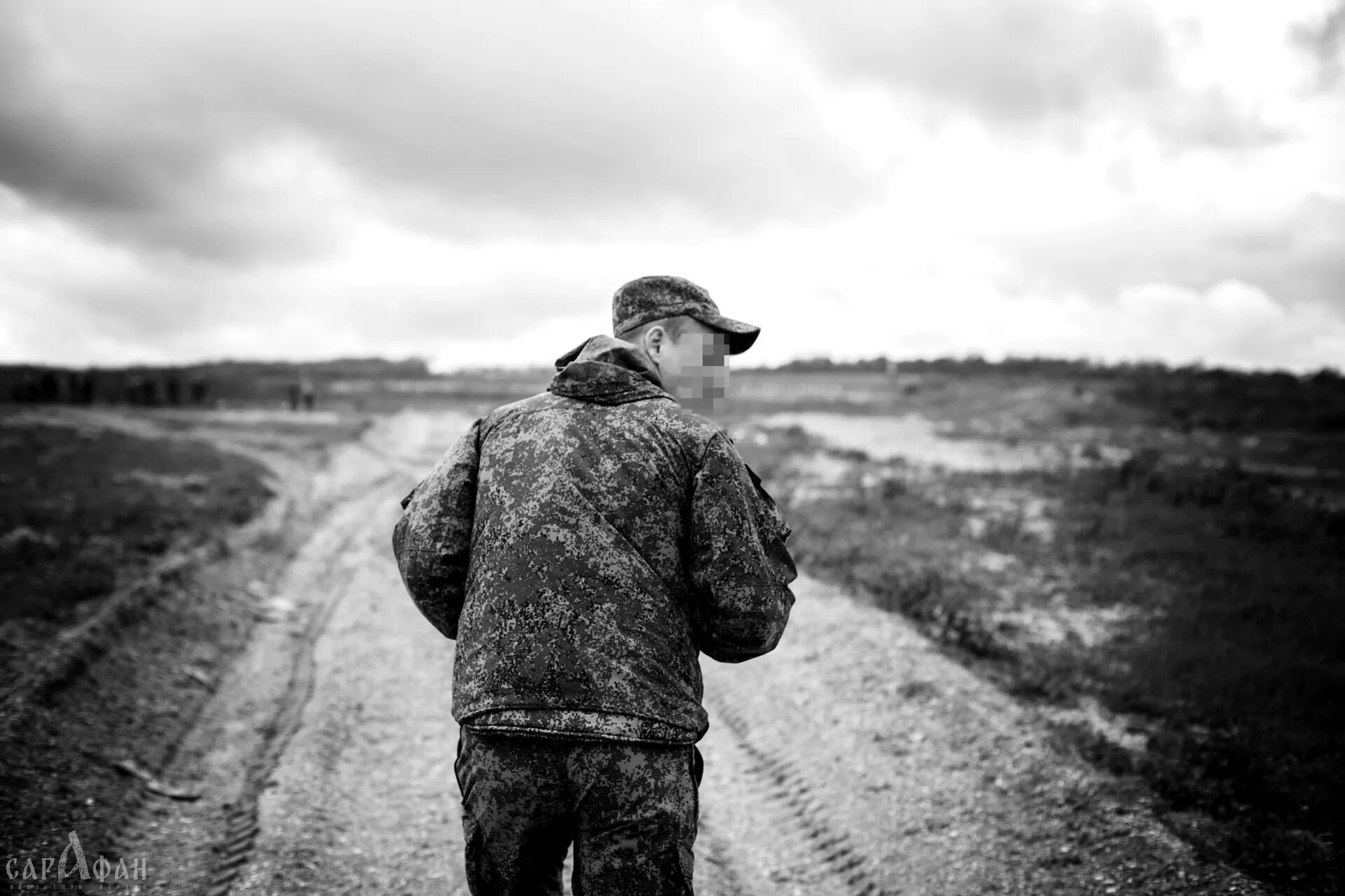 Убежавший солдат. Солдаты. Одинокий солдат. Солдат в самоволке. Солдат дезертир.