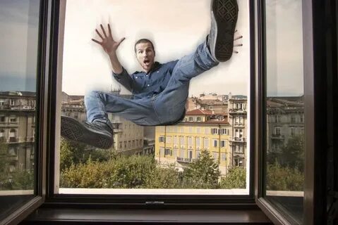 Из окна вышел один