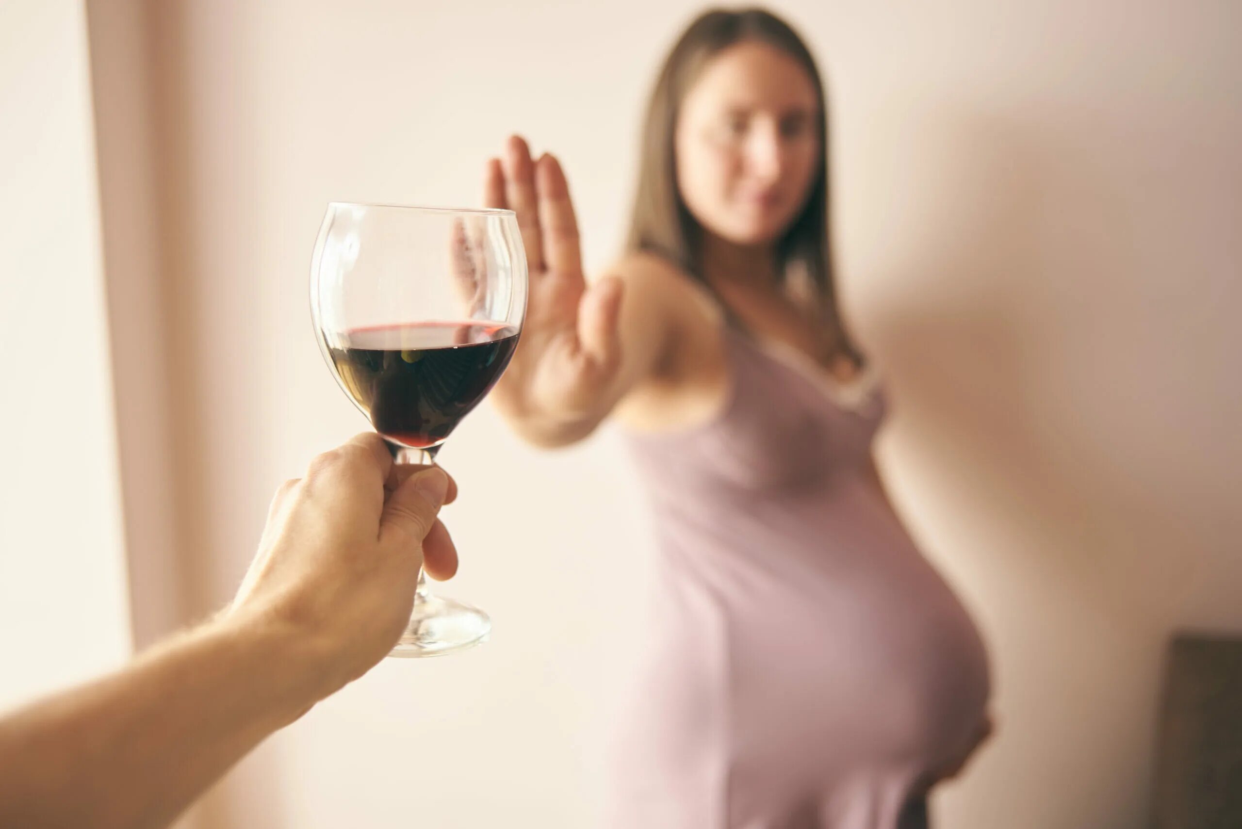Бокал вина беременной. Алкоголь и беременность.