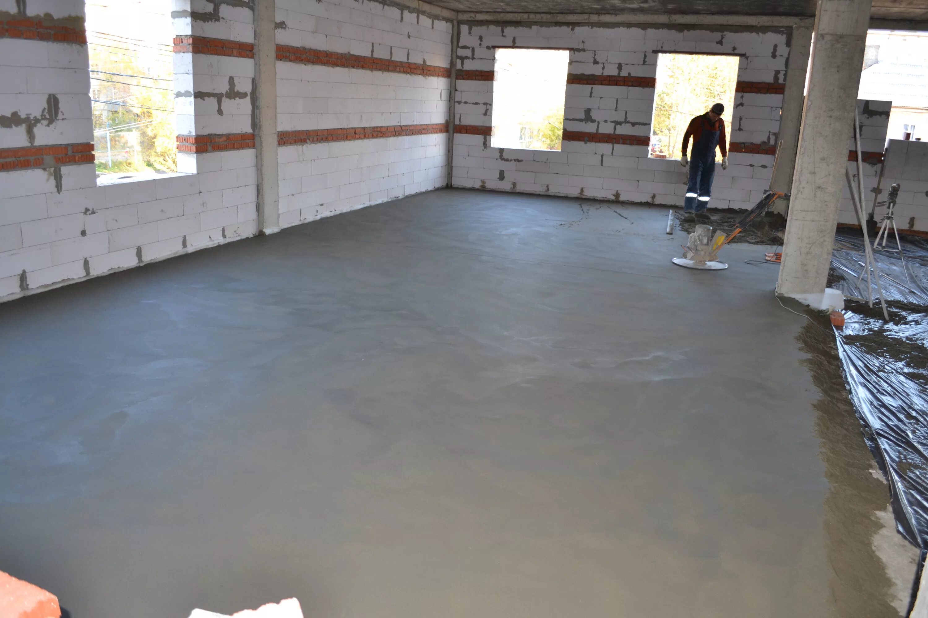 Механизированная полусухая стяжка пола технология. Бетонная стяжка пола под линолеум. Сухопрессованная стяжка. Механизированная стяжка пола в квартире. Стяжка кв метр.