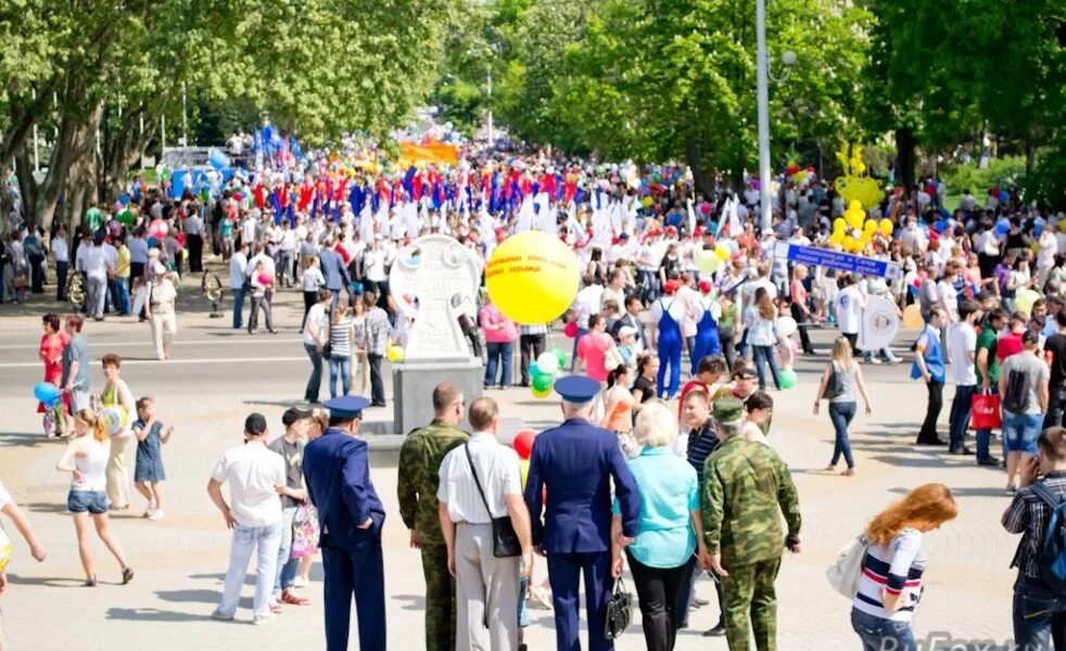 1 мая 76. 1 Мая праздник весны и труда парад. Воронеж майские праздники. Фото к майским праздникам современные. Конструкции к праздничной демонстрации.