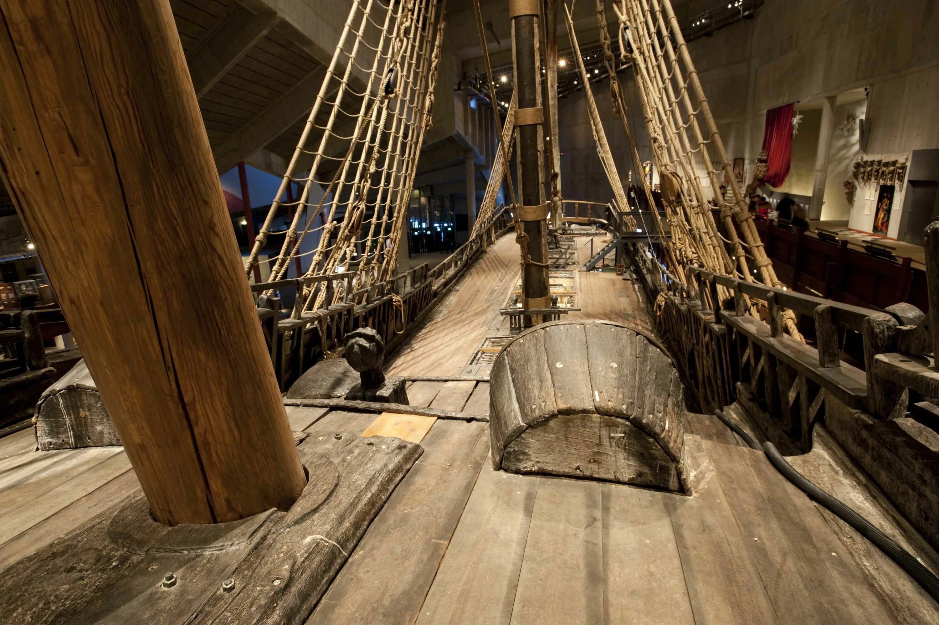 В трюме корабля Васа. Корабль vasa внутри. Капитанская каюта пиратского корабля 17 века. Палуба корабля. Основание палубы